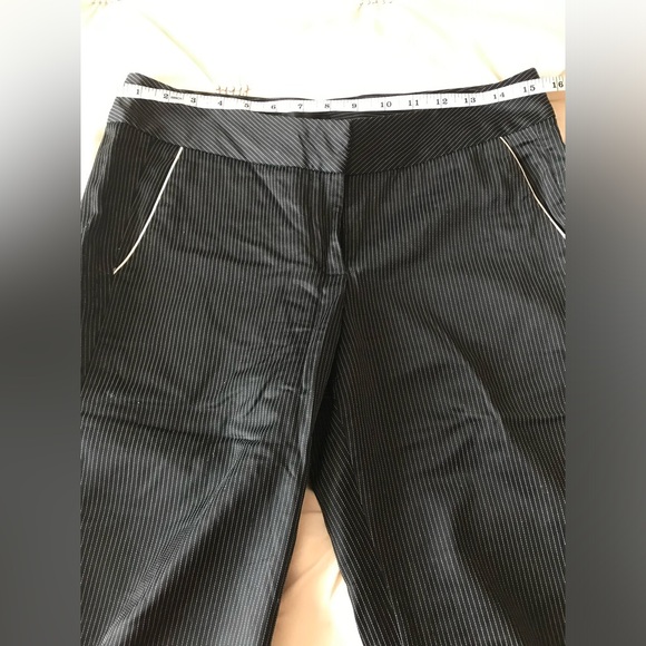 Bebe black & white pinstriped shorts in good condition. Sz 6. - Picture 5 of 14